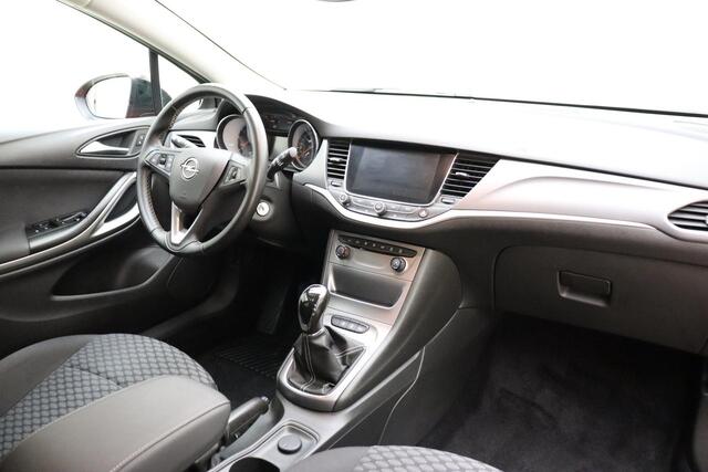 Opel ASTRA 1.4 Black Edition 150pk | Navigatie | Airco | Sportief | Parkeersensoren Achter | Weinig Kilometers | 1e Eigenaar | 17" Lichtmetalen Velgen | Cruise Control