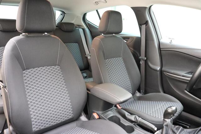 Opel ASTRA 1.4 Black Edition 150pk | Navigatie | Airco | Sportief | Parkeersensoren Achter | Weinig Kilometers | 1e Eigenaar | 17" Lichtmetalen Velgen | Cruise Control