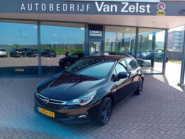 Opel ASTRA 1.0 Turbo 120 Jaar Edition, Airco(automatisch), Carplay/Android auto, Bluetooth, Navigatie, Camera, Parkeersensoren, Cruise control, Stoelverwarming, Stuurwiel verwarmd, Dimlicht automatisch, Regensensor, Elektrische ramen en spiegels, Centrale vergrendel