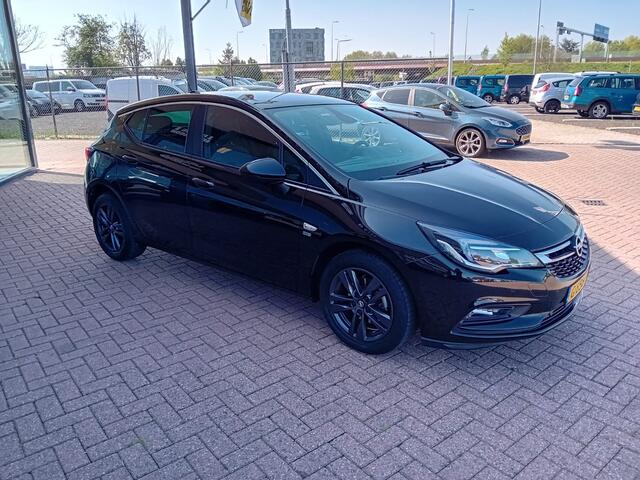 Opel ASTRA 1.0 Turbo 120 Jaar Edition, Airco(automatisch), Carplay/Android auto, Bluetooth, Navigatie, Camera, Parkeersensoren, Cruise control, Stoelverwarming, Stuurwiel verwarmd, Dimlicht automatisch, Regensensor, Elektrische ramen en spiegels, Centrale vergrendel