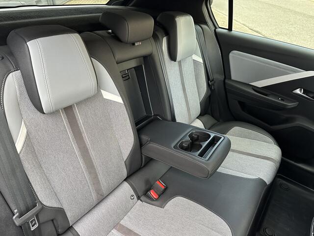 Opel ASTRA 1.2 GS Line Automaat Trekhaak/Stoel en stuurverwarming/ECC/Camera.