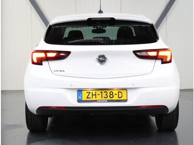 Opel ASTRA 1.0 105PK Turbo 120 Jaar Edition | AppleCarPlay/AndroidAuto | Climate Control | Cruise Control | Navigatie | Parkeersensoren VOOR + achter | Isofix | Privacy Glass |