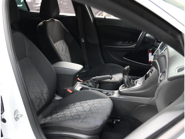 Opel ASTRA 1.0 105PK Turbo 120 Jaar Edition | AppleCarPlay/AndroidAuto | Climate Control | Cruise Control | Navigatie | Parkeersensoren VOOR + achter | Isofix | Privacy Glass |