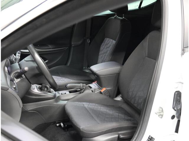Opel ASTRA 1.0 105PK Turbo 120 Jaar Edition | AppleCarPlay/AndroidAuto | Climate Control | Cruise Control | Navigatie | Parkeersensoren VOOR + achter | Isofix | Privacy Glass |