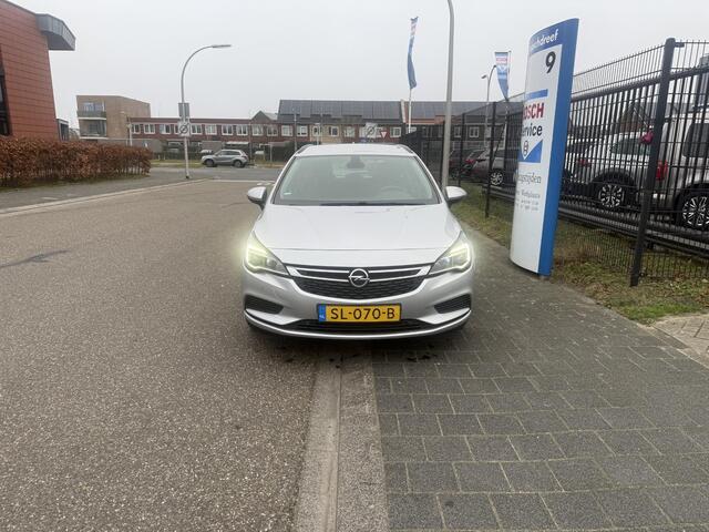 Opel ASTRA Sports Tourer 1.0 Online Edition met o.a. cruise control, navigatie, airco, DAB, bluetooth, boekjes aanwezig, etc.