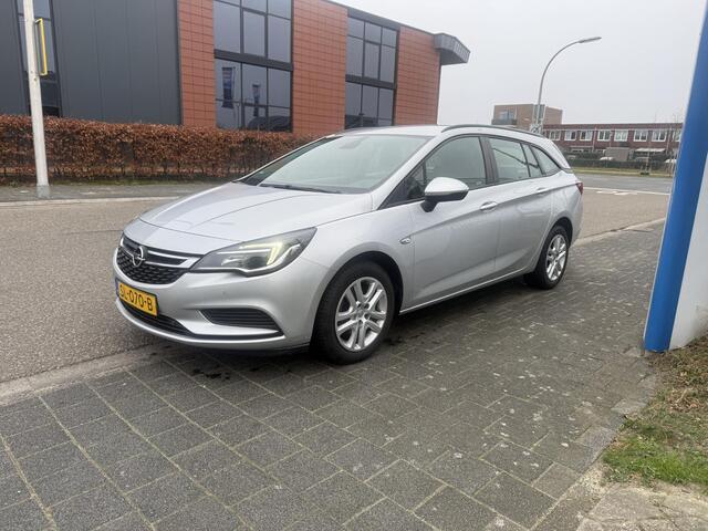 Opel ASTRA Sports Tourer 1.0 Online Edition met o.a. cruise control, navigatie, airco, DAB, bluetooth, boekjes aanwezig, etc.