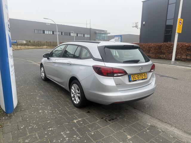 Opel ASTRA Sports Tourer 1.0 Online Edition met o.a. cruise control, navigatie, airco, DAB, bluetooth, boekjes aanwezig, etc.