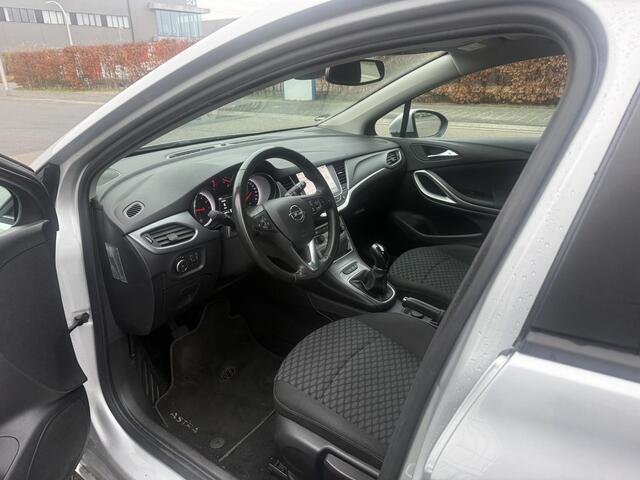 Opel ASTRA Sports Tourer 1.0 Online Edition met o.a. cruise control, navigatie, airco, DAB, bluetooth, boekjes aanwezig, etc.