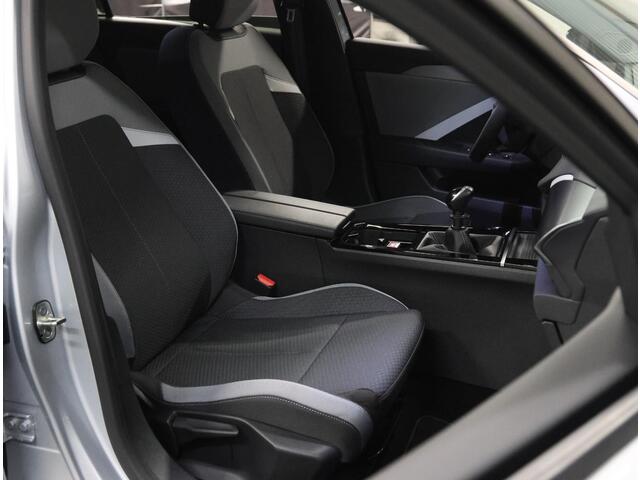 Opel ASTRA Sports Tourer 1.2 Business Edition 110PK | 1ste eigenaar | Navigatie | Climate Control | Adaptieve Cruise Control | Achteruitrijcamera | Parkeersensoren Voor + Achter | 16" Lichtmetalen Velgen | Verwarmbare Voorstoelen | Keyless Entry/Start | AppleCarplay