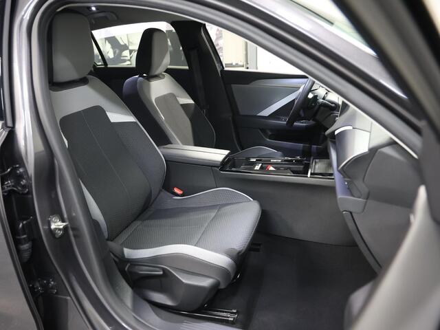 Opel ASTRA 180PK Hybrid Business Edition | 1ste eigenaar | Stuur/stoelverwarming | Camera | 17"LMV | Navigatie | Climate Control | Adaptieve Cruise Control | AppleCarplay/AndroidAuto | Isofix | Privacy Glass | Parkeersensoren |