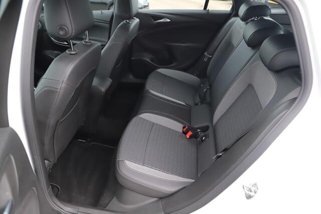 Opel ASTRA Sports Tourer 1.2 Design & Tech 110PK Navigatie Achteruitrijcamera Clima Cruise 16 inch LMV Rijstrooksensor