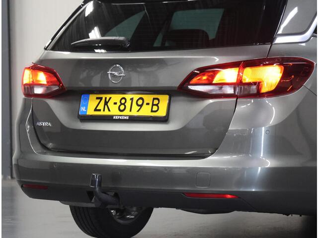 Opel ASTRA ST 105PK 120 Jaar Edition | 1ste eigenaar | Camera | Trekhaak | AppleCarPlay/Android | Armsteun | AGR stoelen | Navigatie | Climate Control | Cruise Control | Isofix | Privacy Glass | Parkeersensoren |