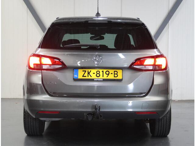 Opel ASTRA ST 105PK 120 Jaar Edition | 1ste eigenaar | Camera | Trekhaak | AppleCarPlay/Android | Armsteun | AGR stoelen | Navigatie | Climate Control | Cruise Control | Isofix | Privacy Glass | Parkeersensoren |
