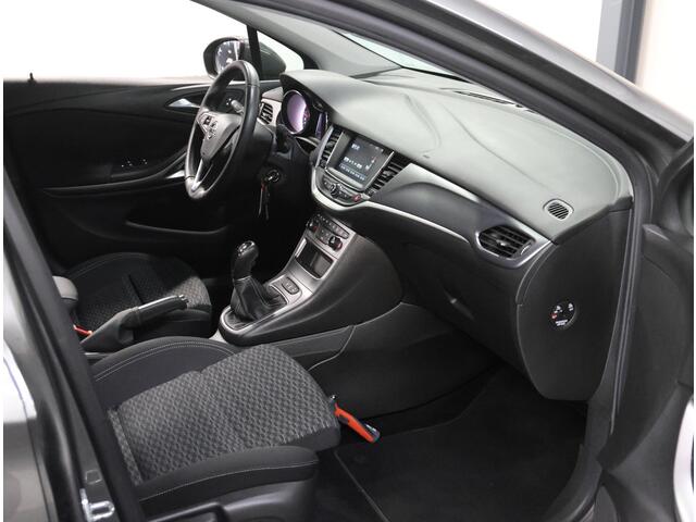 Opel ASTRA ST 105PK 120 Jaar Edition | 1ste eigenaar | Camera | Trekhaak | AppleCarPlay/Android | Armsteun | AGR stoelen | Navigatie | Climate Control | Cruise Control | Isofix | Privacy Glass | Parkeersensoren |