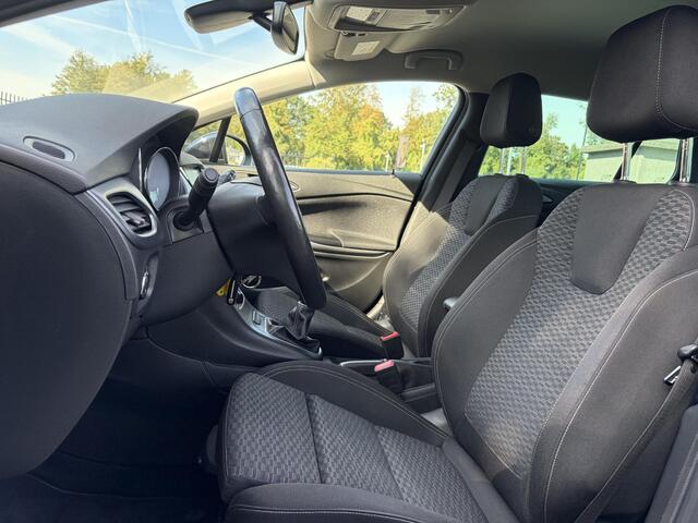 Opel ASTRA Sports Tourer 1.4 Turbo Online Edition ?150pk?2e Eigenaar?Camera?Carplay?Navi?Pdc V+A?Stoelverw?Stuurverw?Clima?Cruise?Lm velgen?6 Bak?Comfortstoelen?Dealer Onderhouden?N.A.P?Bj 12-2018?Apk tot 01-2027