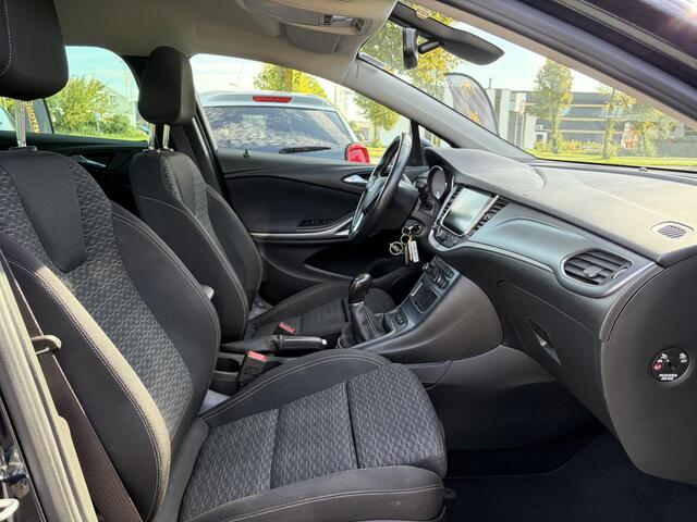 Opel ASTRA Sports Tourer 1.4 Turbo Online Edition ?150pk?2e Eigenaar?Camera?Carplay?Navi?Pdc V+A?Stoelverw?Stuurverw?Clima?Cruise?Lm velgen?6 Bak?Comfortstoelen?Dealer Onderhouden?N.A.P?Bj 12-2018?Apk tot 01-2027