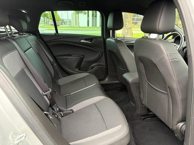 Opel ASTRA Sports Tourer 1.2 Elegance ?110pk?Camera?Carplay?Navi?Halfleder?Keyless?Trekhaak?Pdc V+A?Clima?Cruise?Elekt Stoel?Recent beurt gehad?Dodehoeksensor?Rijstrooksensor?Lm velgen?N.A.P?Apk tot 11-2027 – foto 10