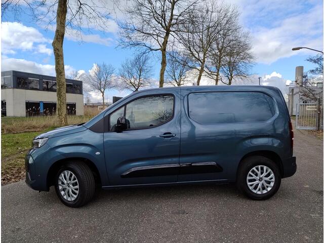 Opel COMBO Electric L1 50 kWh 136 PK | 343 KM WLTP | 3-zits | Houten afwerking laadruimte | Trekhaak voorbereiding | Pakket Look | Climate control | Adaptieve cruise control | Lederen stuurwiel | Stuurverwarming | Multimedia | Carplay | Achteruitrijcamera | Surround