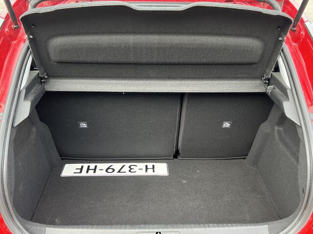 Opel CORSA 1.2 5 Drs Edition Trekhaak Navigatie Apple Carplay Android Auto DAB Parkeersensoren Cruise Control NL Auto Lage Kilometerstand Rood Metallic