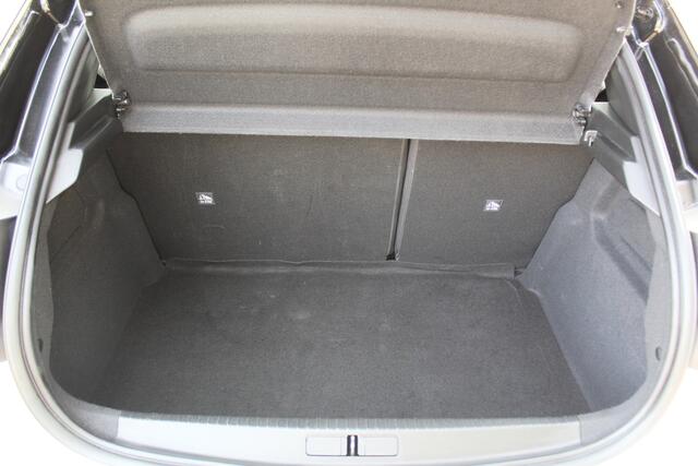 Opel CORSA 1.2 GS Line 100PK TURBO In nieuwstaat verkerende Opel Corsa ! Autm. airco, cruise cntrl, lane assist, panoramadak, verwarmde stoelen, LM wielen, camera, pdc v+a, navigatie by Apple Carplay/Android auto, metallic, LED verl. etc.