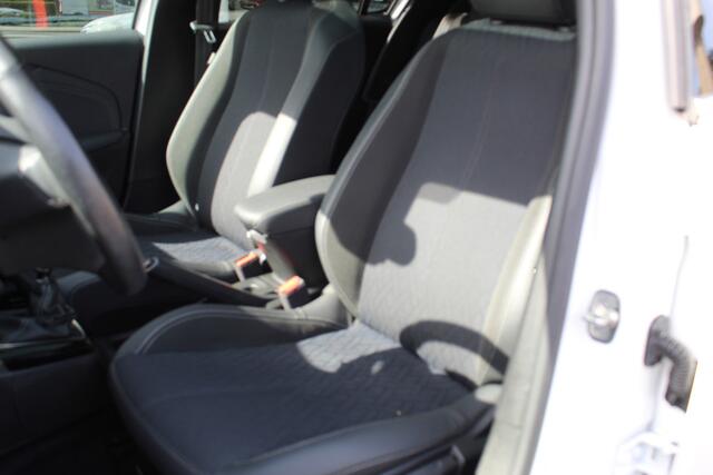 Opel CORSA 1.2 GS Line 100PK TURBO In nieuwstaat verkerende Opel Corsa ! Autm. airco, cruise cntrl, lane assist, panoramadak, verwarmde stoelen, LM wielen, camera, pdc v+a, navigatie by Apple Carplay/Android auto, metallic, LED verl. etc.
