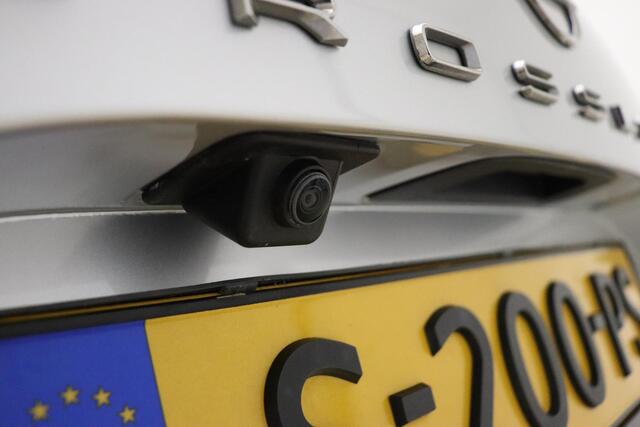 Opel Crossland 1.2 Turbo Level 3 110 PK | Climate control | Navigatie via Apple Carplay | Camera | Lichtmetalen velgen | Trekhaak | Stoel & Stuurverwarming | Getint glas