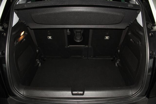 Opel Crossland X 1.2-131pk Turbo Innovation. Two tone. Erg nette en luxe hoogzitter voor nog jaren rijplezier ! Autm. airco, parkeersensoren v+a, camera, LM wielen, ergonomische voorstoelen, cruise control, side assist, navigatie, telefoonvoorb. etc.