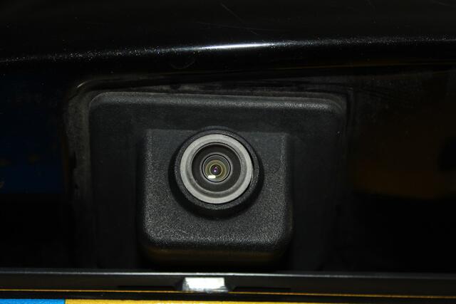 Opel Crossland X 1.2-131pk Turbo Innovation. Two tone. Erg nette en luxe hoogzitter voor nog jaren rijplezier ! Autm. airco, parkeersensoren v+a, camera, LM wielen, ergonomische voorstoelen, cruise control, side assist, navigatie, telefoonvoorb. etc.