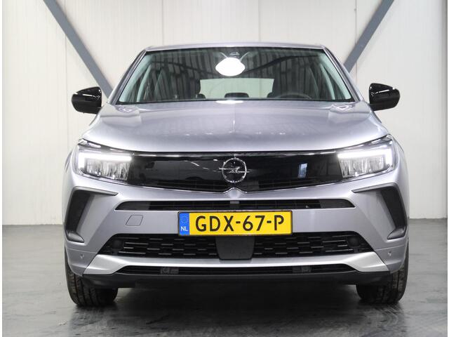 Opel Grandland 1.2 Turbo 130PK | Navigatie | Climate Control | Cruise Control | LED | 17" Lichtmetalen Velgen | Verwarmbare Voorstoelen/Stuur | Apple Carplay/Android Auto | Isofix | Parkeersenoren |