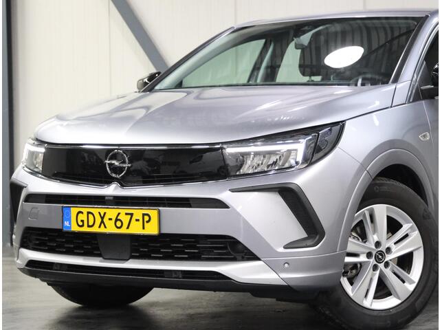 Opel Grandland 1.2 Turbo 130PK | Navigatie | Climate Control | Cruise Control | LED | 17" Lichtmetalen Velgen | Verwarmbare Voorstoelen/Stuur | Apple Carplay/Android Auto | Isofix | Parkeersenoren |