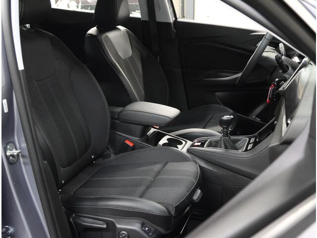 Opel Grandland 1.2 Turbo 130PK | Navigatie | Climate Control | Cruise Control | LED | 17" Lichtmetalen Velgen | Verwarmbare Voorstoelen/Stuur | Apple Carplay/Android Auto | Isofix | Parkeersenoren |