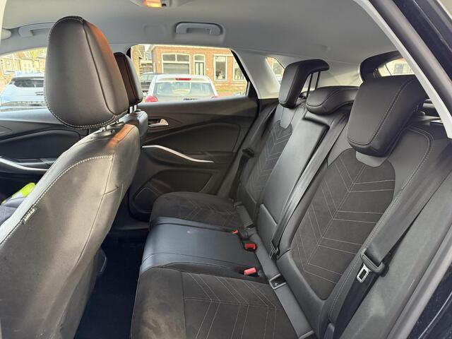 Opel Grandland 1.2 Turbo 130pk Automaat Ultimate | Climate & Cruise Control | Elektrische achterklep | Navigatie | Achteruitrijcamera | Winterpakket | Alcantara bekleding | 19" Lichtmetalen velgen
