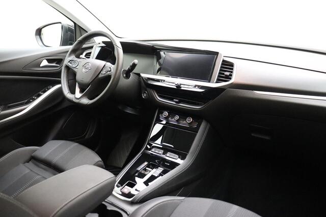 Opel Grandland 1.2 Turbo 130pk Automaat Level 3 | Adapt. Cruise control | Trekhaak | Elektrische achterklep | Climate control | Keyless | Camera | Verwarmd stuurwiel | LED verlichting | Lichtmetalen velgen | All-seasonbanden