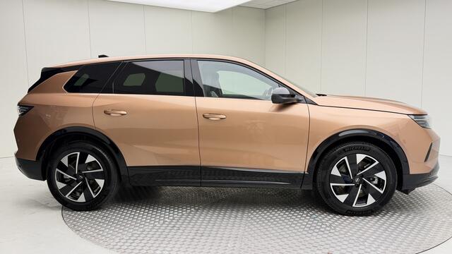 Opel Grandland Electric Business Edition 73 kWh | full options | elect. achterklep | head up | cruise adaptief | matrix | pdc v/a + cameras | navi | carplay draadloos | dode hoek | verwarmde voorruit