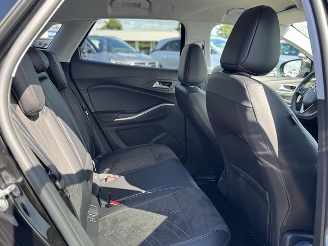Opel Grandland 1.2 Turbo GS Line Rijklaar incl. beurt en 12 M garantie | Super km stand ! | Alcantara sportstoelen met leer | Stoel en stuurverwarming | Voorruit verwarming | Camera | Full LED | Virtual cockpit large | compleet zwart op zwart