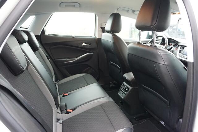 Opel Grandland X 1.2 TURBO BUSINESS EXECUTIVE KEURIGE NETTE STAAT LET OP MOTOR VERBRUIKT WEL OLIE! NAVI ANDROID-APPLECARPLAY TREKHAAK STOEL+STUUR+VOORRUITVERWARMING ECC AIRCO CRUISECONTROL PARKEERSENSOREN BLUETOOTH ENZ...