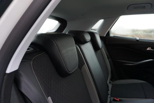 Opel Grandland X 1.2 TURBO BUSINESS EXECUTIVE KEURIGE NETTE STAAT LET OP MOTOR VERBRUIKT WEL OLIE! NAVI ANDROID-APPLECARPLAY TREKHAAK STOEL+STUUR+VOORRUITVERWARMING ECC AIRCO CRUISECONTROL PARKEERSENSOREN BLUETOOTH ENZ...