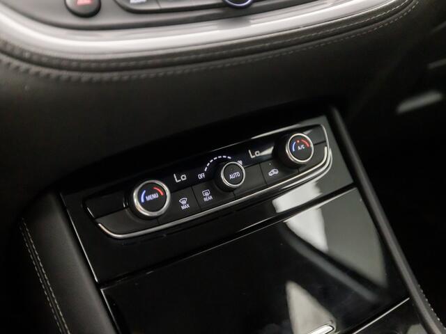 Opel Grandland X 1.2 Turbo Innovation (APPLE CARPLAY, GROOT NAVI, CLIMATE, CAMERA, LEDER, SPORTSTOELEN, GETINT GLAS, PARKEERSENSOREN, CRUISE, DAB+, NIEUWE APK, NIEUWSTAAT)