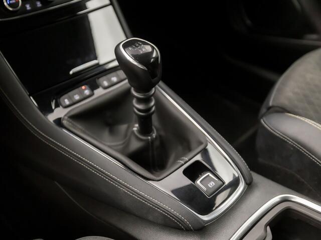 Opel Grandland X 1.2 Turbo Innovation (APPLE CARPLAY, GROOT NAVI, CLIMATE, CAMERA, LEDER, SPORTSTOELEN, GETINT GLAS, PARKEERSENSOREN, CRUISE, DAB+, NIEUWE APK, NIEUWSTAAT)