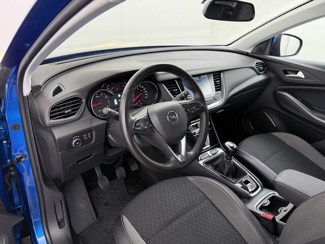 Opel Grandland X T131pk Navi Trekhaak Executive Dual-Ecc Apple Carplay Android PDC-a+v Park-Assist Distr.-Riem bij 61.000km vervangen Chroompakket Priv.Glass Volledig dealer onderhouden, laatste beurt bij 61.000km 1400kg trekvermogen. EURO6