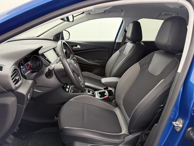 Opel Grandland X T131pk Navi Trekhaak Executive Dual-Ecc Apple Carplay Android PDC-a+v Park-Assist Distr.-Riem bij 61.000km vervangen Chroompakket Priv.Glass Volledig dealer onderhouden, laatste beurt bij 61.000km 1400kg trekvermogen. EURO6