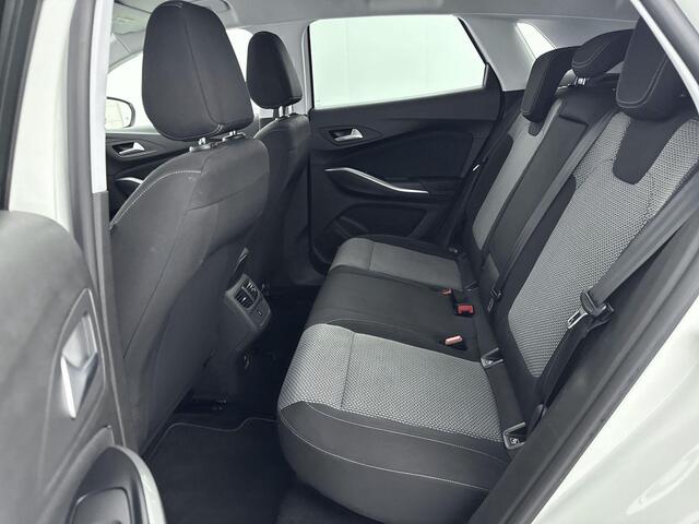 Opel Grandland X 1.2 Turbo 131Pk Online Edition | Navigatie | Climate Control | Cruise Control & Snelheidsbegrenzer | Smartphone Integratie | Parkeersensoren Voor & Achter | Regensensor | Privacy Glass | Apple & Android Carplay |