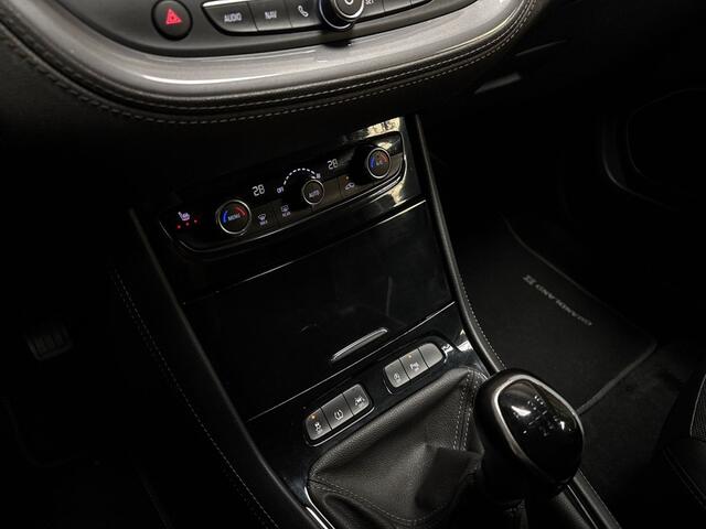 Opel Grandland X 1.2 Turbo Sport (APPLE CARPLAY, GROOT NAVI, CLIMATE, STUUR/STOELVERWARMING, KEYLESS, CAMERA, SPORTSTOELEN, GETINT GLAS, ELEK ACHTERKLEP, NIEUWE APK, NIEUWSTAAT)