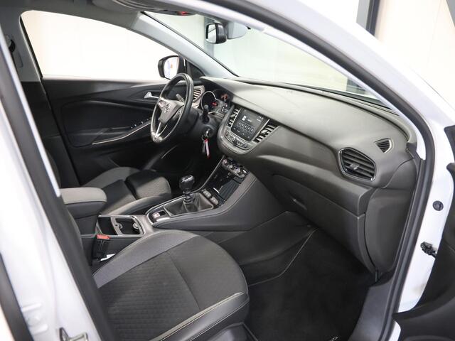 Opel Grandland X Innovation 130PK | 1ste eigenaar | Trekhaak | AppleCarplay/AndroidAuto | Camera | Climate Control | Cruise Control | Dodehoekdetectie | LED lampen | 18"LMV | Navigatie | Parkeersensoren | DAB Radio | Isofix | Privacy Glass |