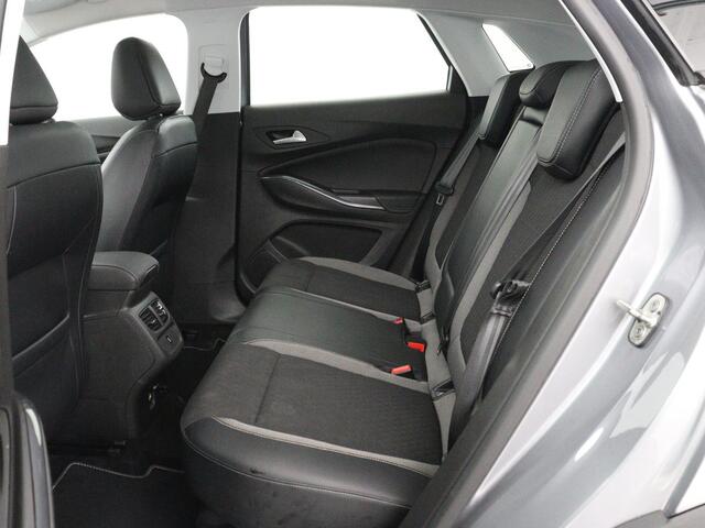 Opel Grandland X 1.6 Turbo Business Executive | Trekhaak | Stoelverwarming | Carplay | Navigatie | Stuurverwarming | Climate control | 18'' | Parkeerhulp | Bluetooth | Cruise control