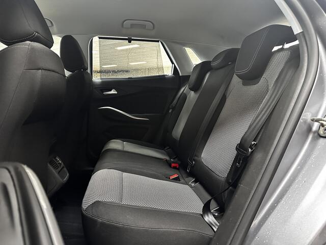 Opel Grandland X 1.2 Turbo Online Edition/ D-Riem verv: 163.000 KM!/ Trekhaak/ 17'' LMV/ Apple + Android/ Airco/ Cruise/ Elek. pakket/ Isofix/ Bluetooth/ Armsteun/ Multi. LEDER. Stuur/ PDC/ LED Dagrijverl.