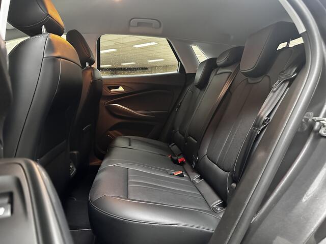 Opel Grandland X 1.2 Turbo Ultimate/ Automaat/ Keyless/ 360 ° Camera/ 19'' LMV/ LED koplampen/ Stoelverw + Verkoeling/ Stuurverw./ Dode-Hoek DET./ Apple + Android/ PDC V+A/ Two-Tone/ Extra getint glas.