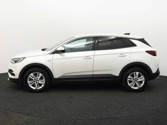 Opel Grandland X 1.2 Turbo Business Elegance Apple Carplay/Android Auto, Cruise control, Parkeersensor voor/achter, Rijstrooksensor, dodehoekdetectie Een stijlvolle en comfortabele SUV die luxe en ruimte uitstekend combineert. Het moderne design geeft de auto een elegante uitstraling, met een ruim interieur.