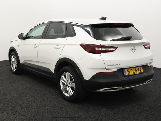 Opel Grandland X 1.2 Turbo Business Elegance Apple Carplay/Android Auto, Cruise control, Parkeersensor voor/achter, Rijstrooksensor, dodehoekdetectie Een stijlvolle en comfortabele SUV die luxe en ruimte uitstekend combineert. Het moderne design geeft de auto een elegante uitstraling, met een ruim interieur.
