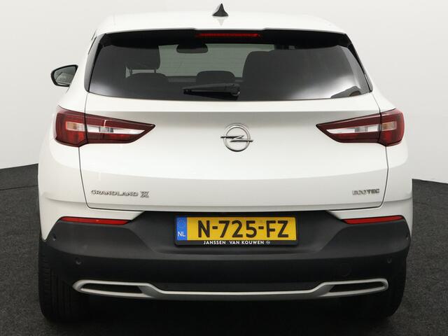 Opel Grandland X 1.2 Turbo Business Elegance Apple Carplay/Android Auto, Cruise control, Parkeersensor voor/achter, Rijstrooksensor, dodehoekdetectie Een stijlvolle en comfortabele SUV die luxe en ruimte uitstekend combineert. Het moderne design geeft de auto een elegante uitstraling, met een ruim interieur.